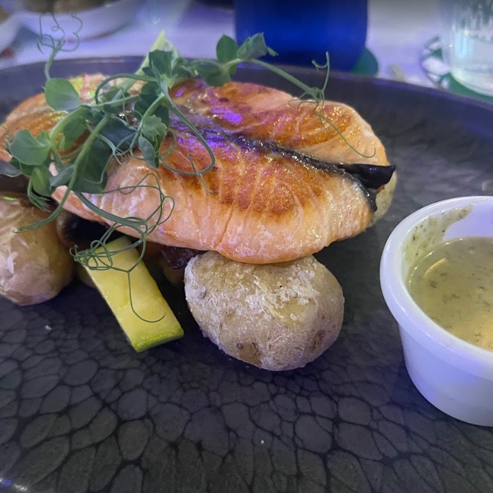 Salmon con pesto cremoso y pistacho